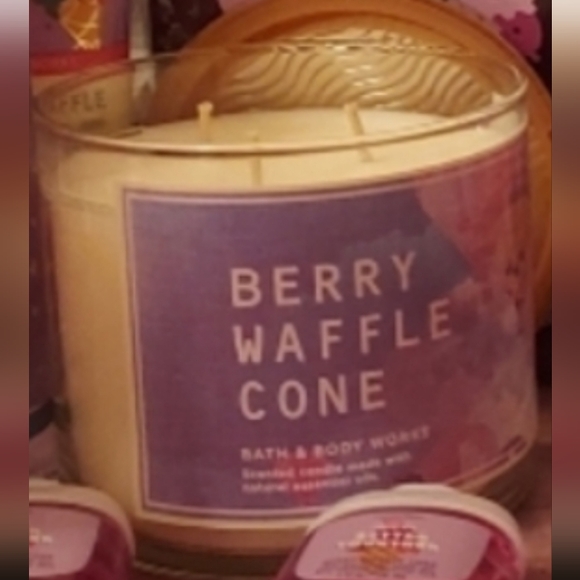 *LAST ONE LEFT* 3-Wick Candle Berry Waffle Cone Bath & Body Works Essential Oils - Picture 1 of 1